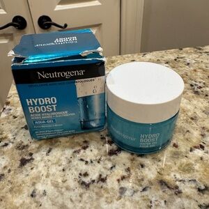 Neutrogena Hydro Boost Aqua Gel in Blue and White